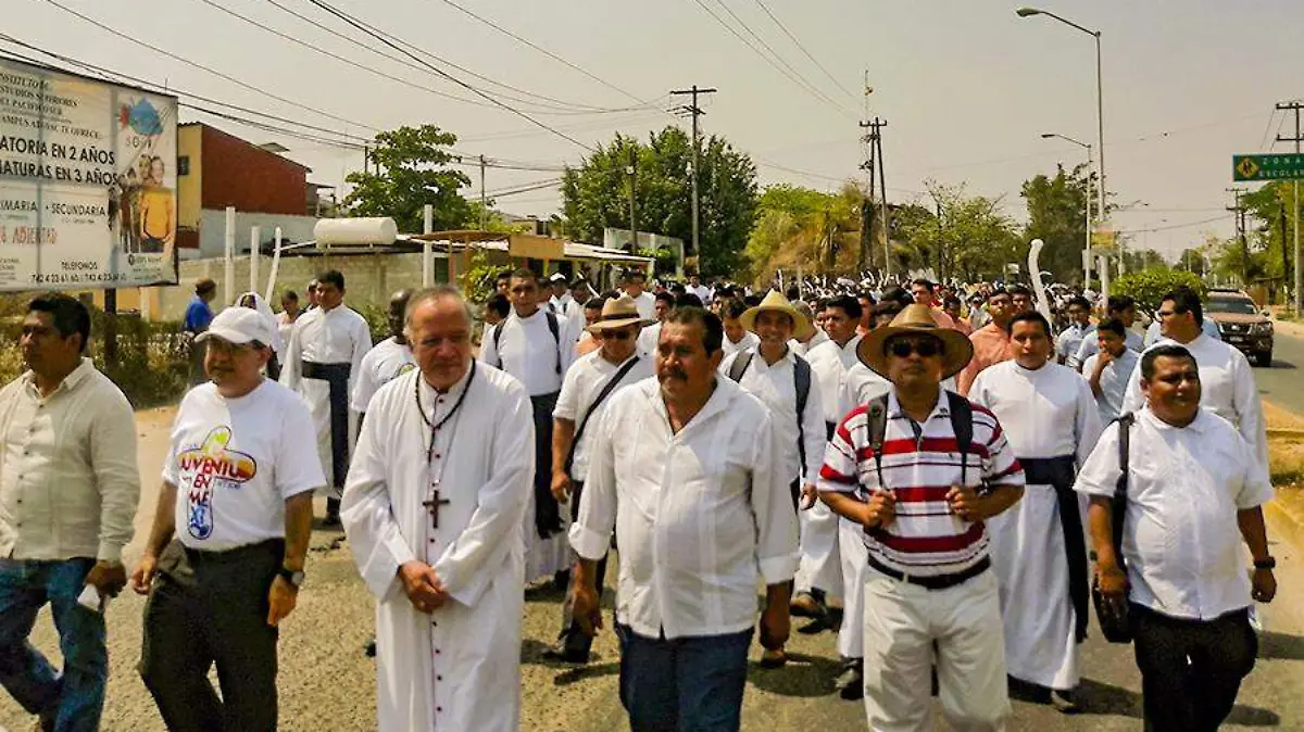 Marcha arzobispo por la paz en Atoyac